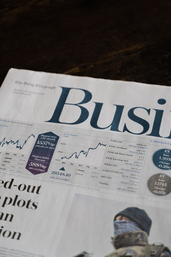 a capa de um jornal de negócios mostrando gráficos e índices do momento