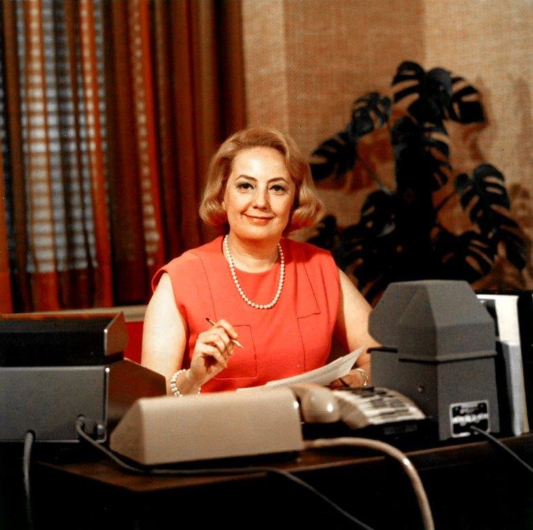 Mauriel Siebert em sua mesa de trabalho nos anos 1960